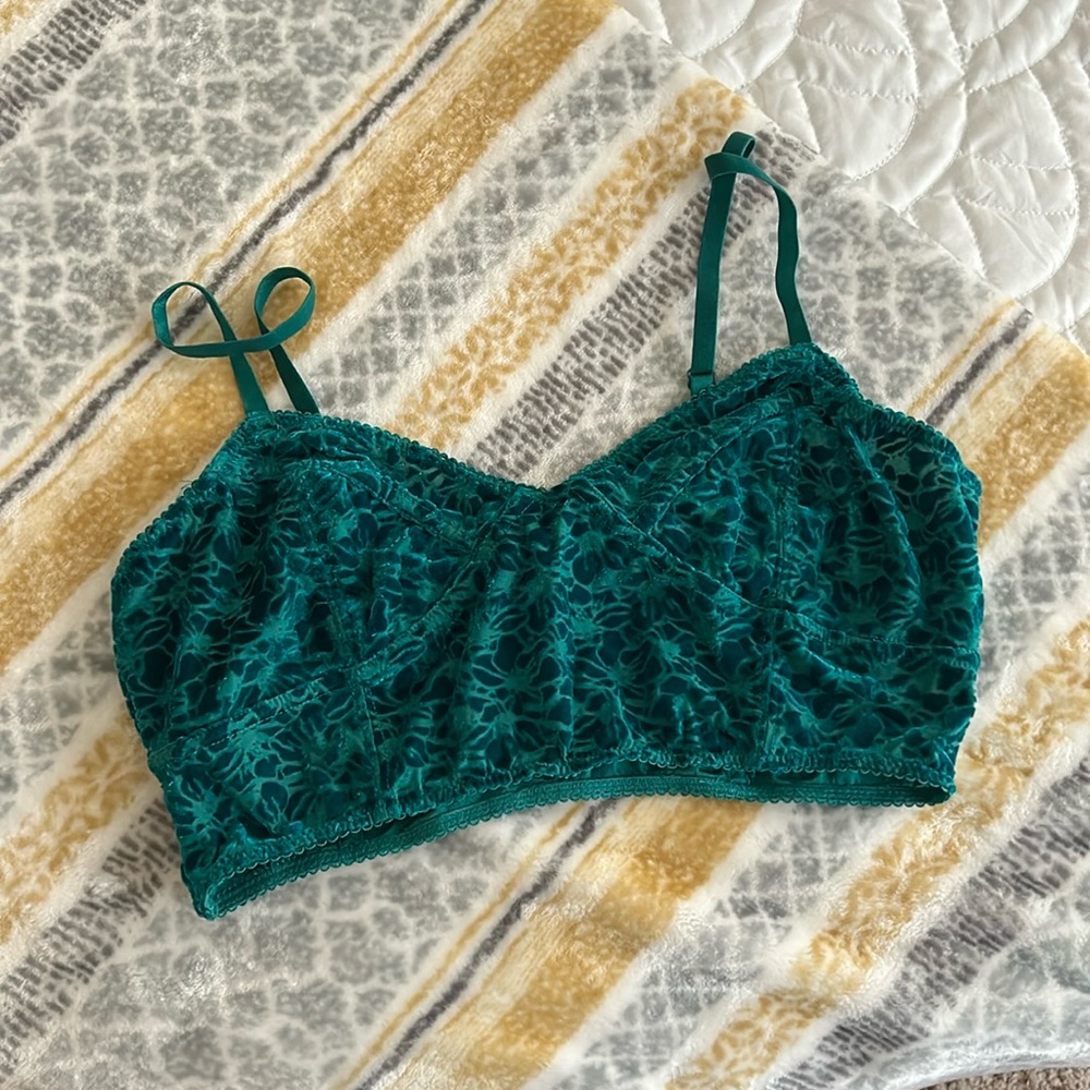 Pacsun Nollie bralette with velour details
